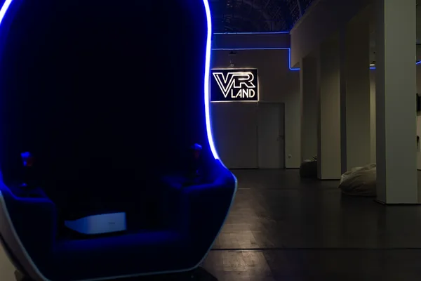 VR Egg szimulátor és a VR LAND szegedi játékterének neonfényes belső tere