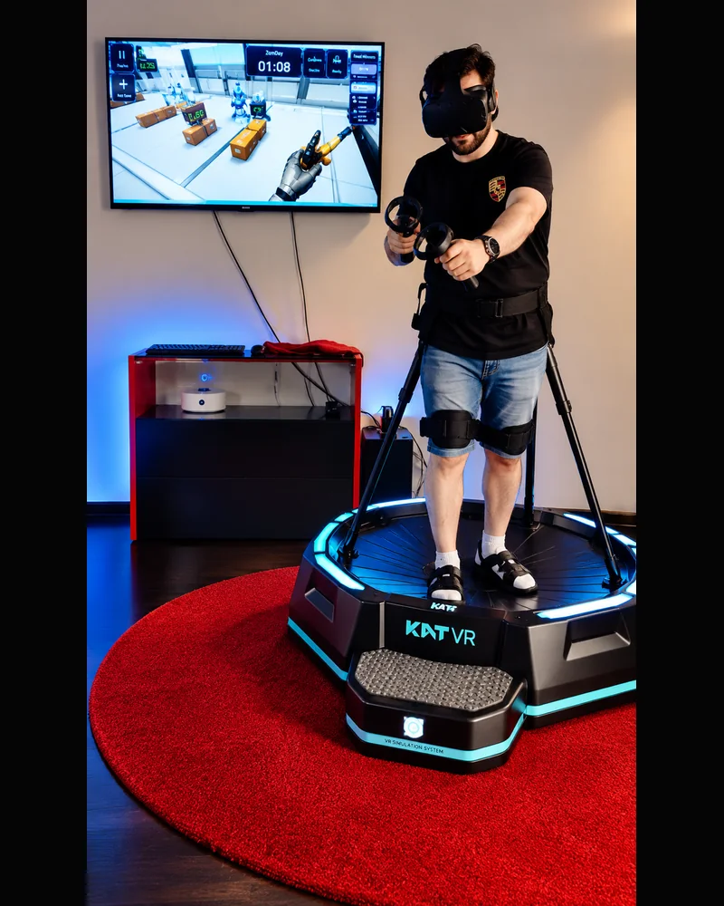 Játékos a KAT Walk 360 fokos VR-futópadon
