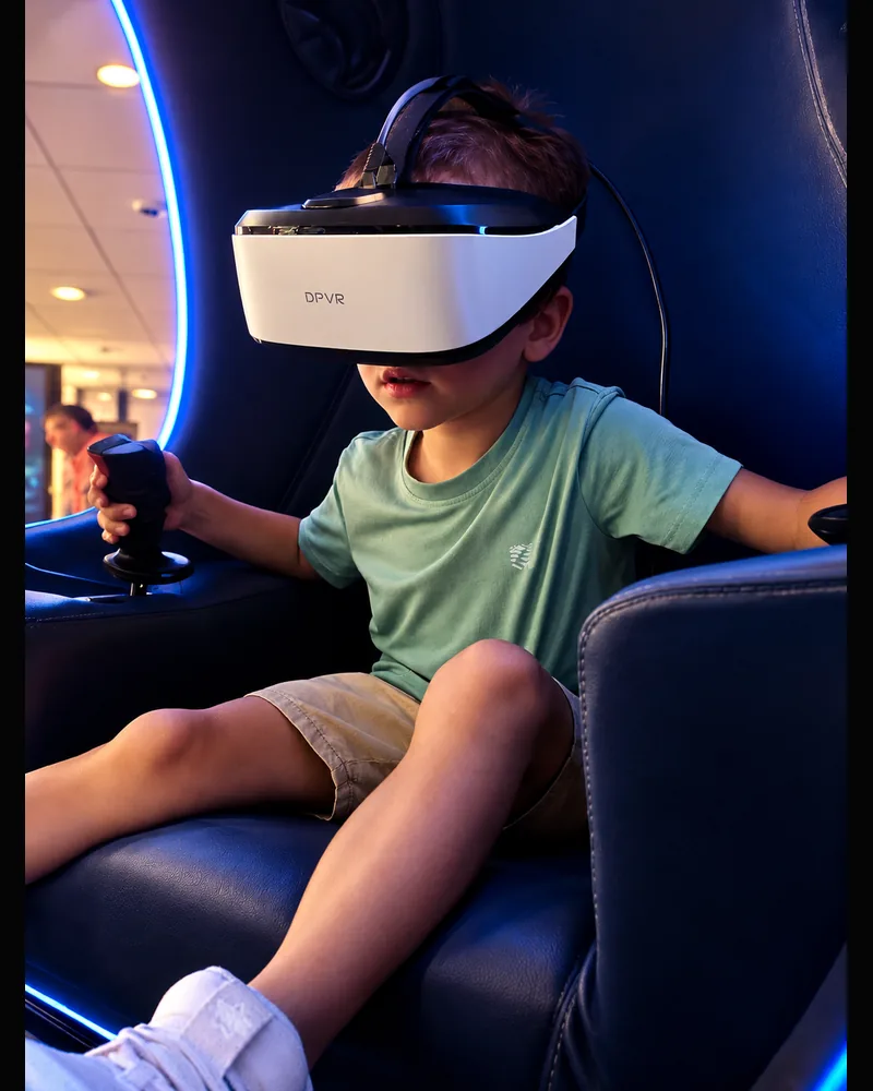Játékos a két joystickkal irányítható VR Egg szimulátorban