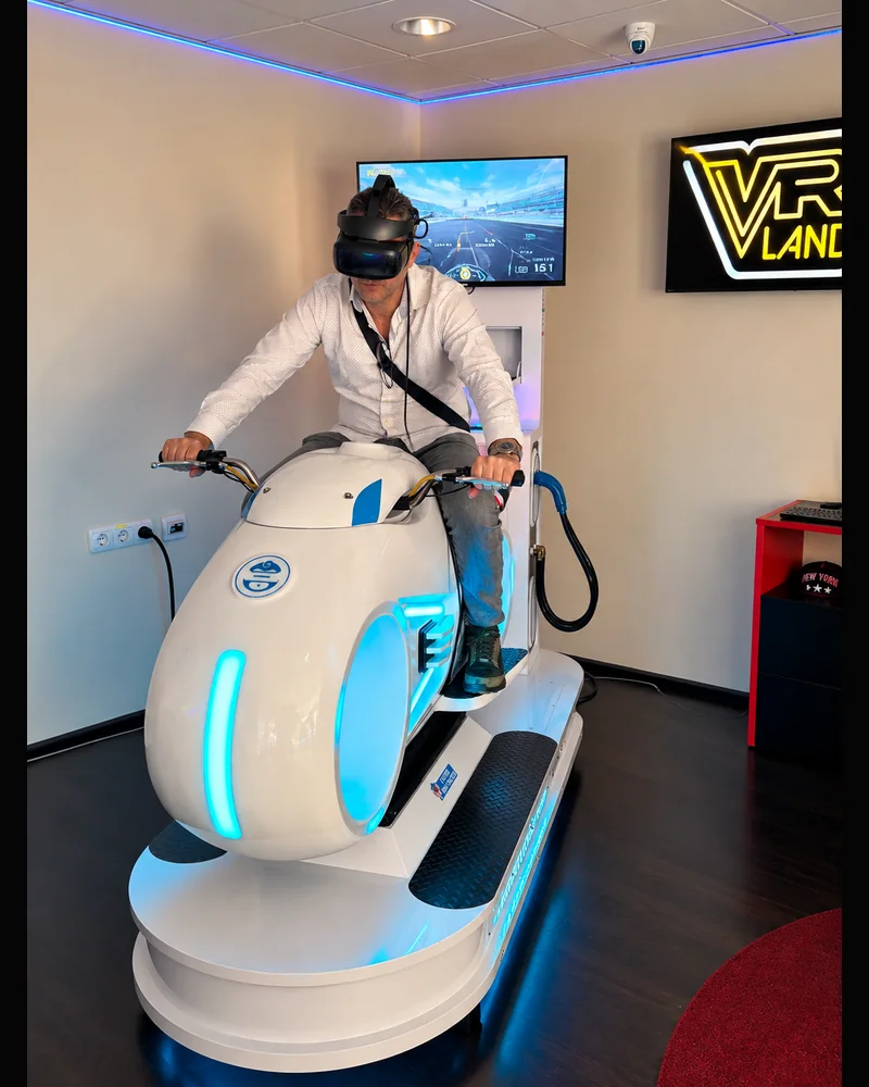 Játékos a VR Racing Motor motor-szimulátoron