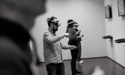 Játékosok közösen mozognak a VR-arénában fekete-fehér fotón