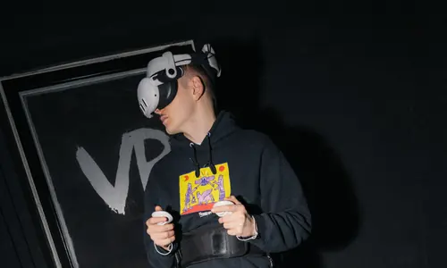 Játékos biztonsági hevederben a KAT Walk VR-platformon