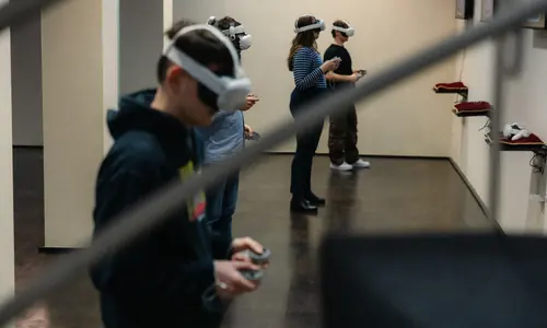 Négy játékos Meta Quest headsettel közösen játszik a VR-arénában