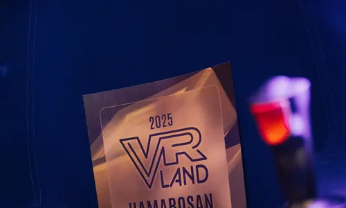 VR LAND ajándékutalvány VR-headset mellett kék fényben