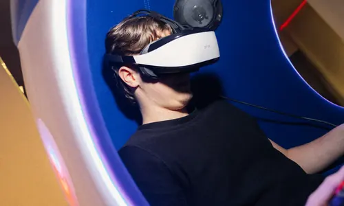 Játékos a kék fényekkel megvilágított VR Egg ülésében